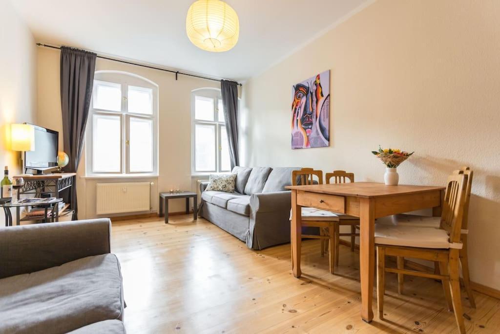 Zentrale Altbauwohnung Im Helmholtzkiez Berlin Exterior photo