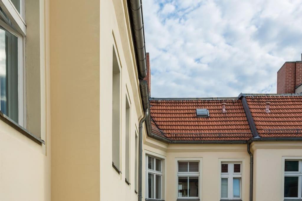 Zentrale Altbauwohnung Im Helmholtzkiez Berlin Exterior photo