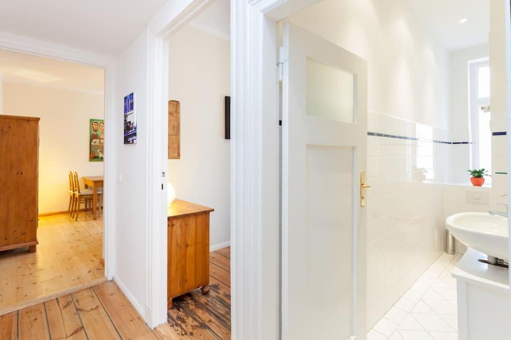 Zentrale Altbauwohnung Im Helmholtzkiez Berlin Exterior photo